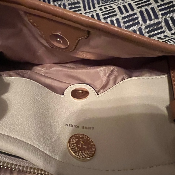 Anne Klein woman’s tote handbag in tan and blue. - Picture 4 of 8
